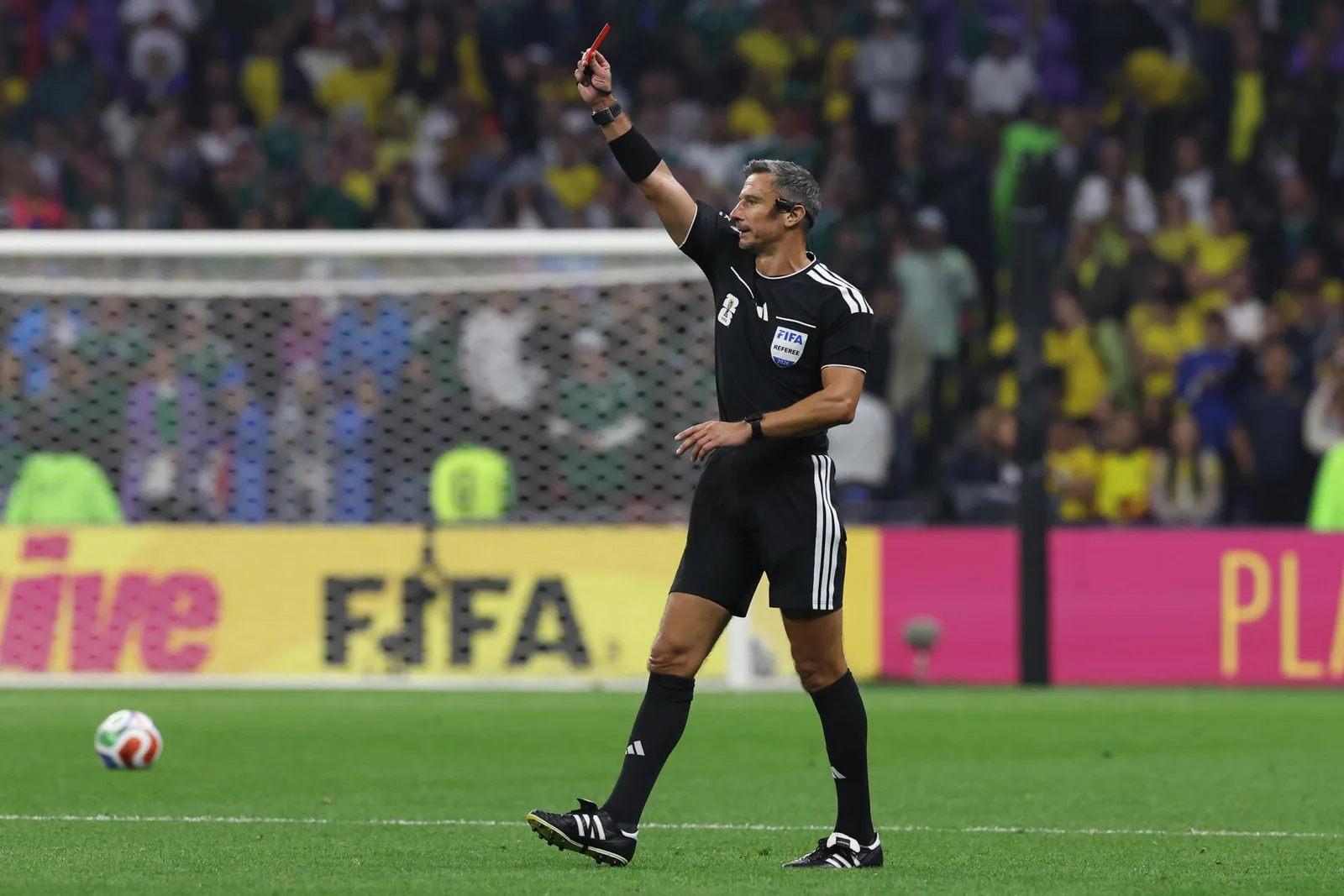 Una semana después, el árbitro de la final del Mundial entre España y Argentina se retira