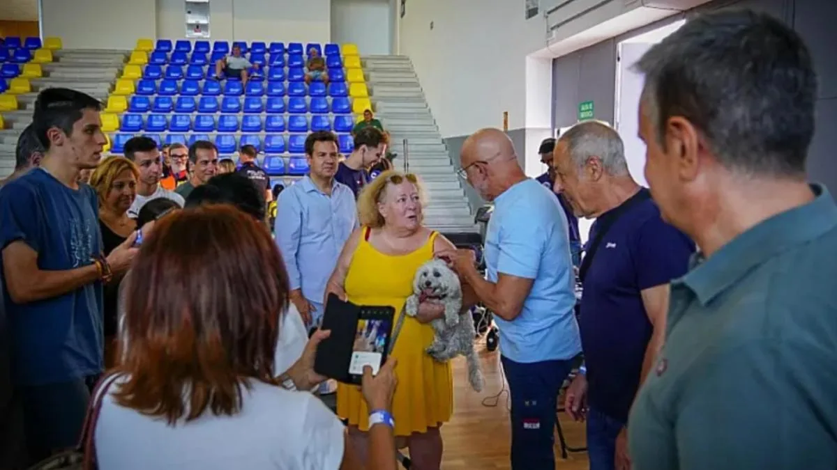 Luis de la Fuente, en el polideportivo de Marazuela para acompañar a los desalojados: "Es mi obligación estar aquí para animar a la gente, sintiéndonos partícipes de su dolor"