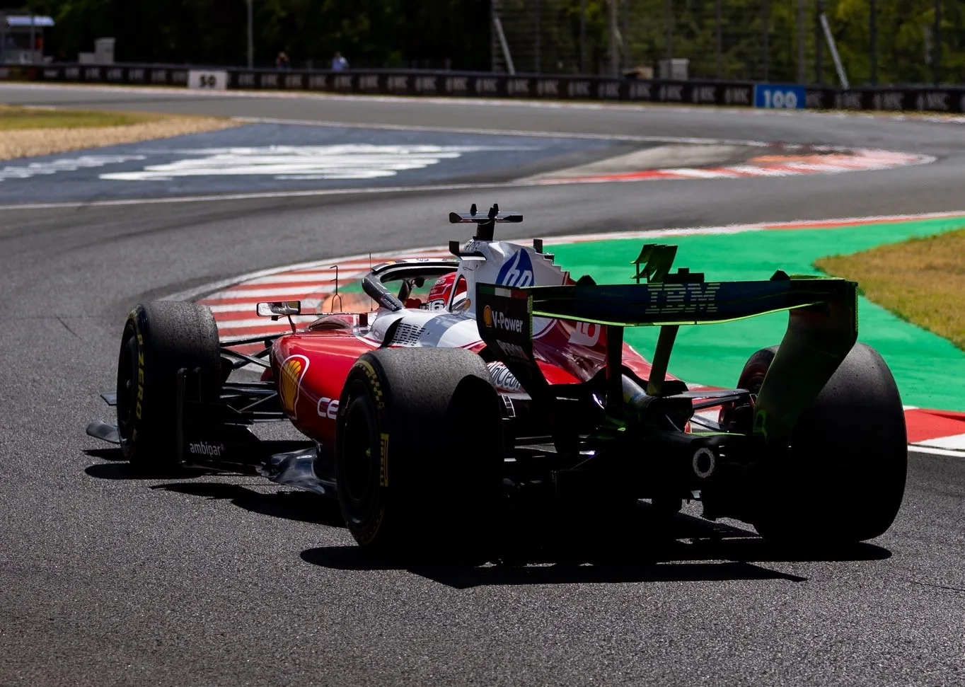 George Russell y su ataque a la FIA por los problemas de Mercedes F1 en el GP de Hungría: "La pista es pésima" - Car and Driver