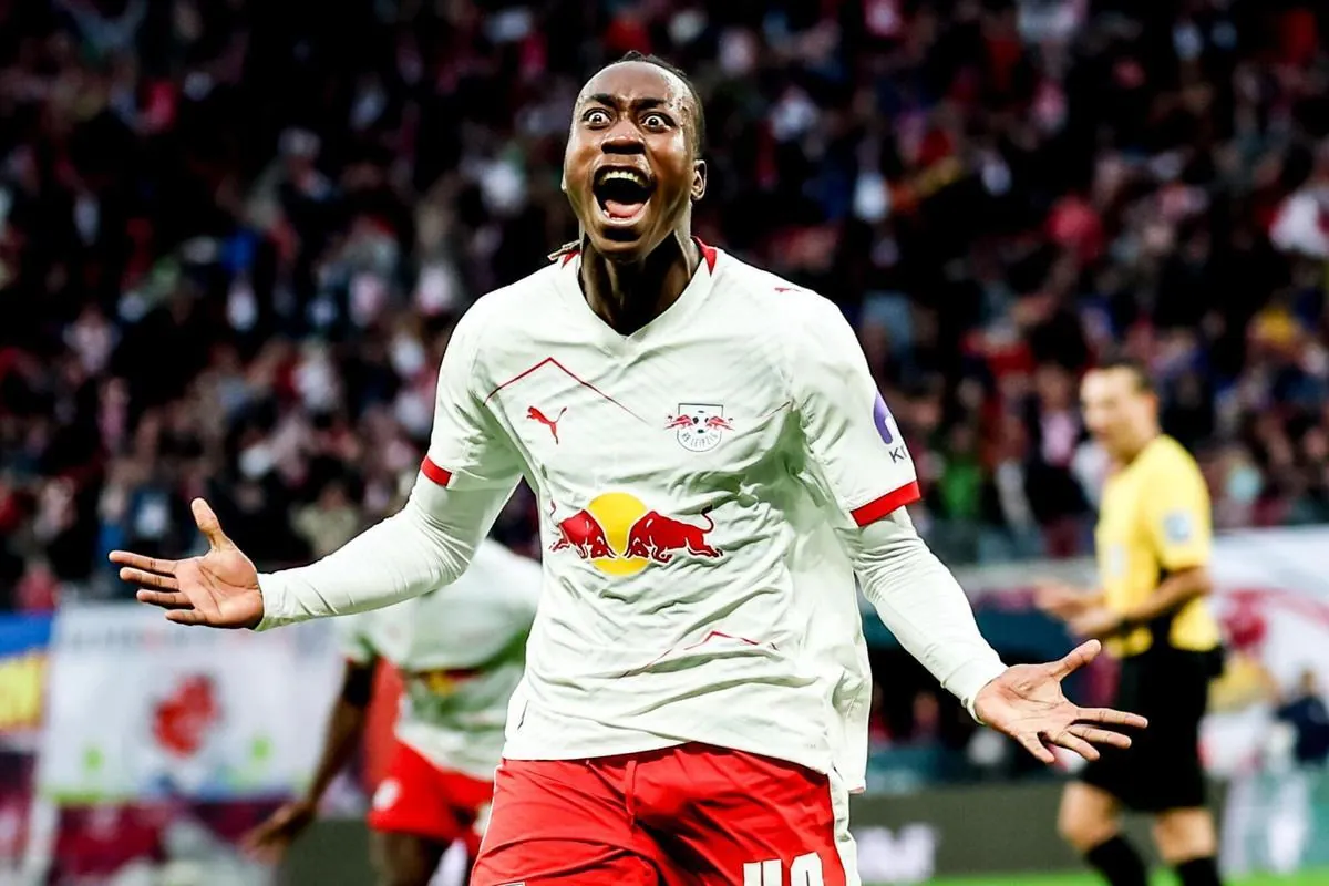 Yan Diomande celebra un gol con el Leipzig en la Bundesliga.