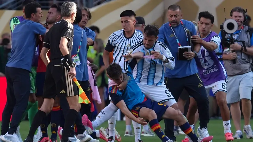 Imagen de la tangana final entre los jugadores españoles y argentinos