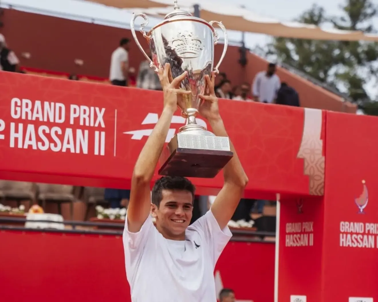 Rafa Jódar levantando el título en Marrakech.