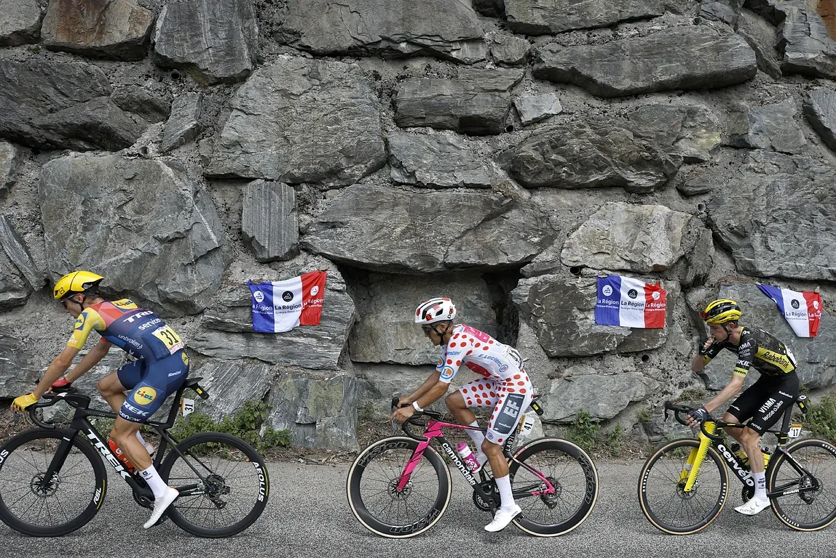 Ayuso, Carapaz y Kuss, durante la escapada.