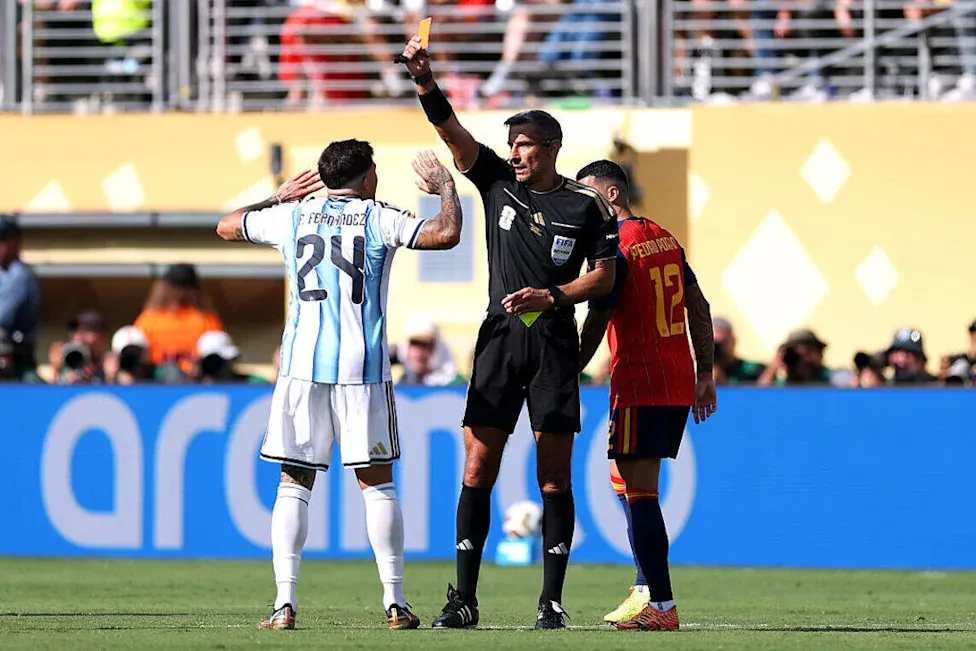 Una semana después, el árbitro de la final del Mundial entre España y Argentina se retira