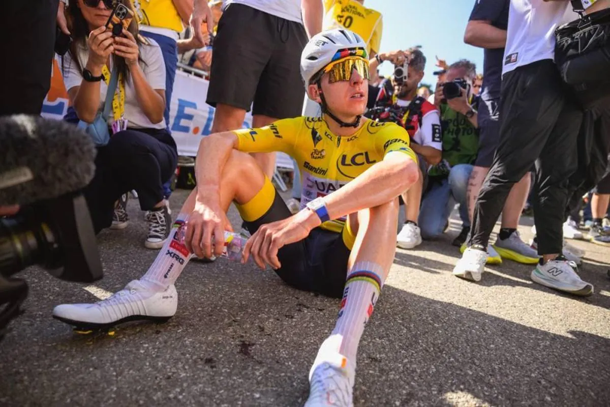 Pogacar se recupera del esfuerzo en la meta de Alpe d'Huez.