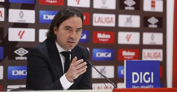 Foto: El presidente del Rayo Vallecano, Raúl Martín Presa, durante una rueda de prensa. (EFE/Javier Lizón)