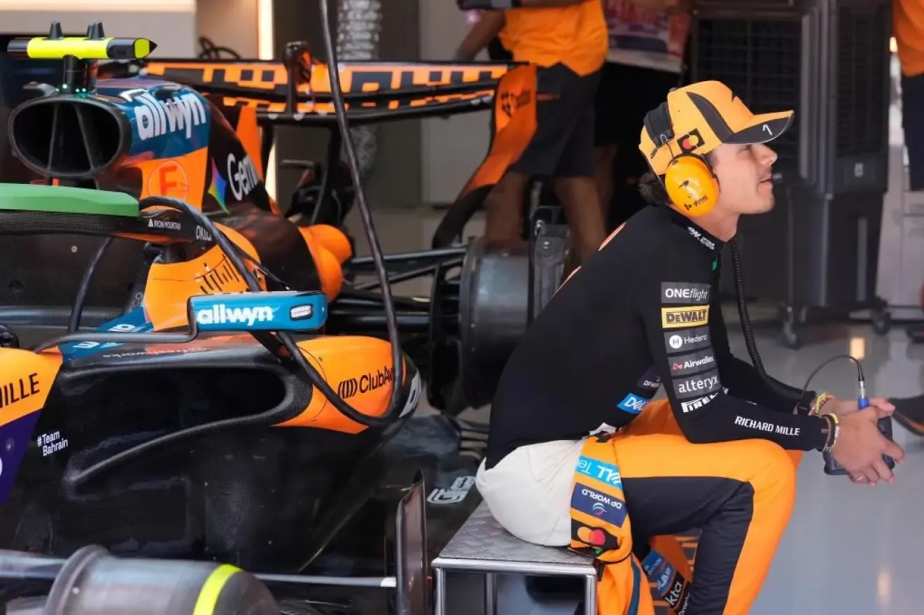 Norris, en el box de McLaren.