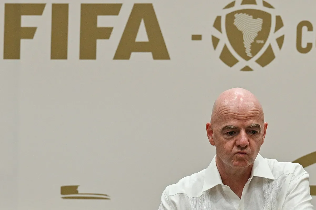 El mundo del fútbol estrecha la presión sobre Infantino | Fútbol | Deportes - EL PAÍS